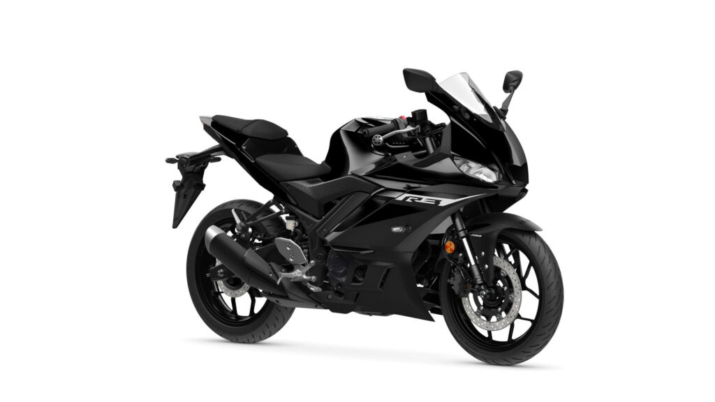 Yamaha-2024-YZF-R320-EU-Yamaha_Black-Studio-001-03